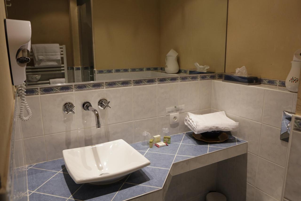 Logis Auberge Du Barrez Mur-de-Barrez Ngoại thất bức ảnh