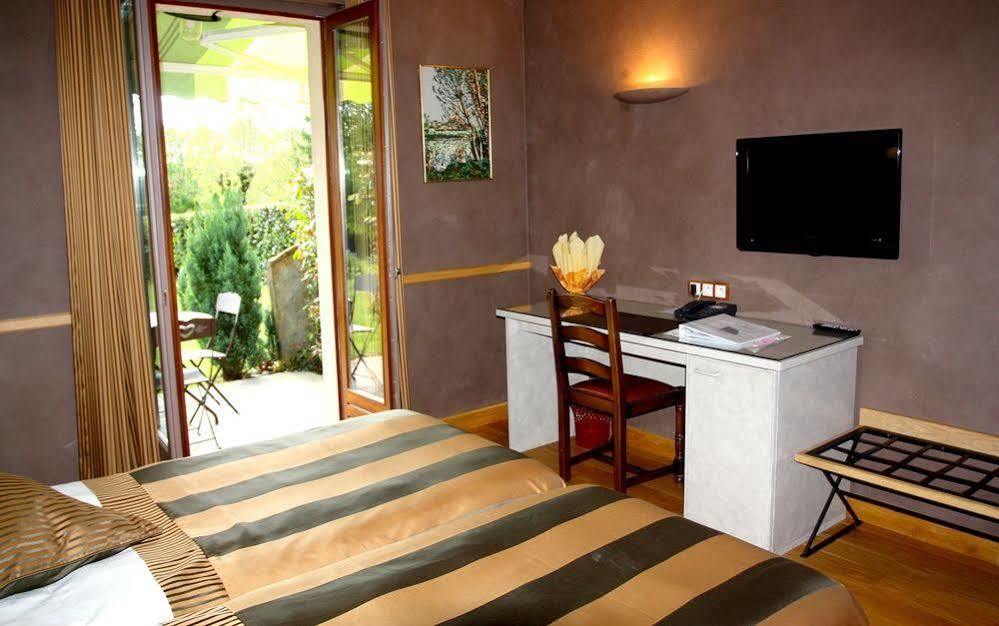 Logis Auberge Du Barrez Mur-de-Barrez Ngoại thất bức ảnh